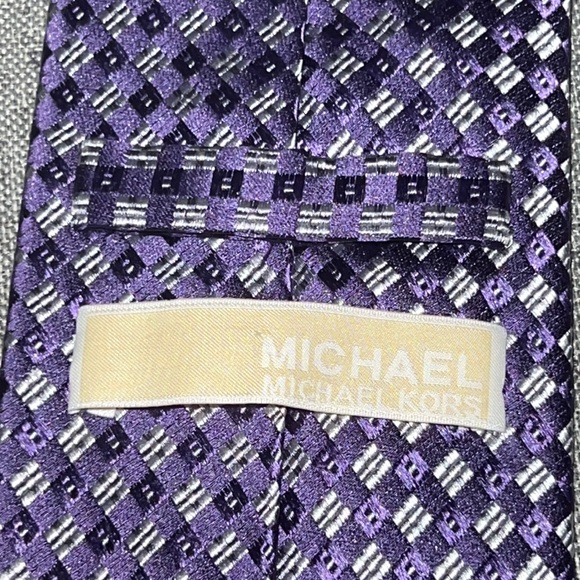 Micheal Kors silk tie. - Picture 2 of 4